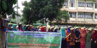 Mahasiswa PBA Sambut Hari Guru dengan Pawai
