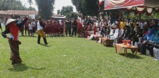 Mahasiswa KKN UIN SU Tampilkan Musikalisasi Puisi Saat Pengibaran Bendera