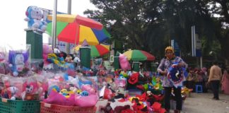 Penjual Bunga Kesalkan Kebijakan Panitia Wisuda UIN SU