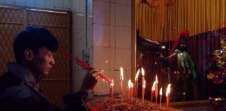 Antusiasme Warga Tionghoa Sembahyang Rayakan Imlek 2571