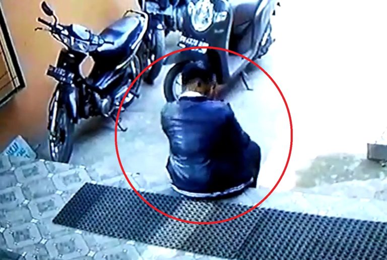 Pria Pencuri Sepatu Terekam CCTV