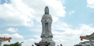 Bercengkerama di Vihara Avalokitesvara