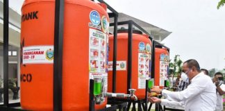 Cegah Covid-19, Gubsu Bagikan Tempat Cuci Tangan Portabel