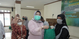 Bantu Warga Terdampak Covid-19, Kemenag Salurkan 2500 Paket Sembako