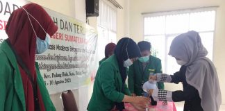 Kelompok 53 KKN-DR UIN SU Lakukan Pembuatan Penyanitasi Tangan