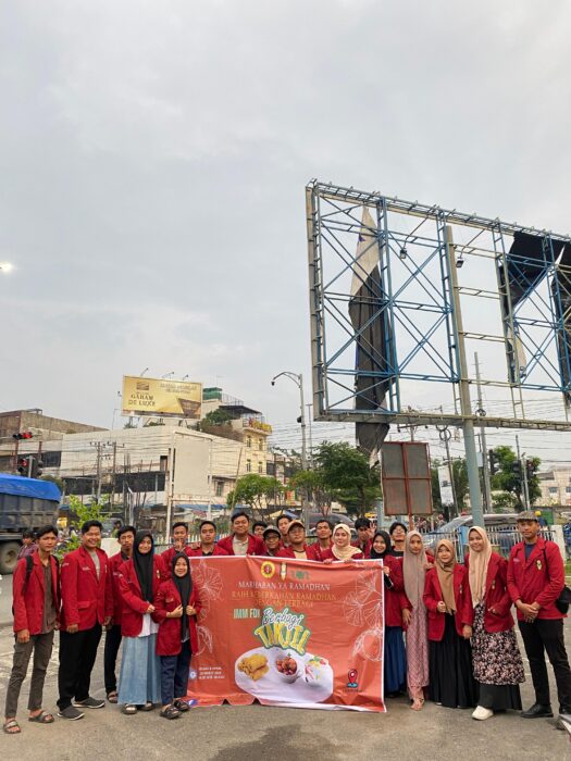Raih Keberkahan Ramadan, IMM FDK UIN SU Berbagi Takjil di Bulan Ramadan