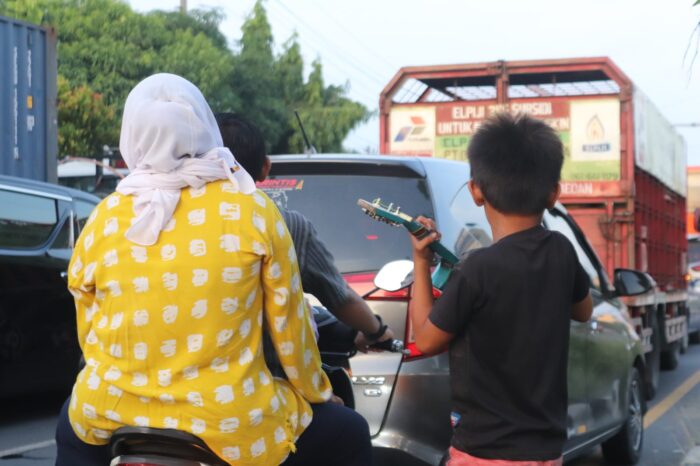 Miris! Pengamen Cilik Rela Putus Sekolah Demi Mencari Nafkah