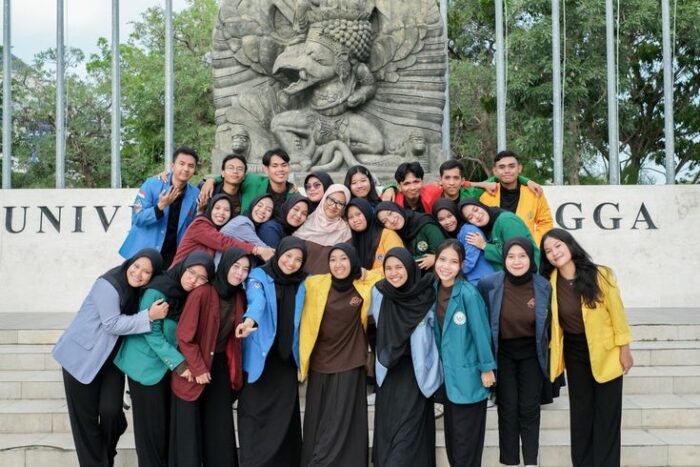 Kamu Mahasiswa? Yuk, Cari Tahu Arti dari Warna Almamater Kampusmu ...