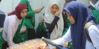 PBAK UIN SU 2024, Dema FIS Bagikan Minuman Gratis untuk Maba FIS
