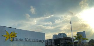 Nikmatnya Suasana Sore Medan di Stadion Kebun Bunga